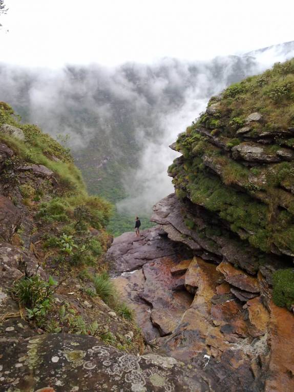 Bem no ponto onde a água despenca quase 400 metros até o vale abaixo, próximo à vila do Capão, na Chapada Diamantina - BA